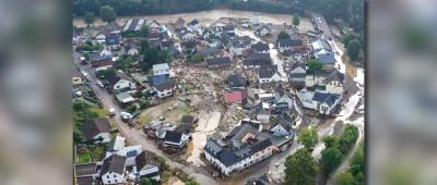 Die mit einer Drohne gefertigte Aufnahme zeigt die Verwüstungen, die das Hochwasser der Ahr in dem Eifel-Ort angerichtet hat. Foto: dpa-Bildfunk/TNN/Christoph Reichwein