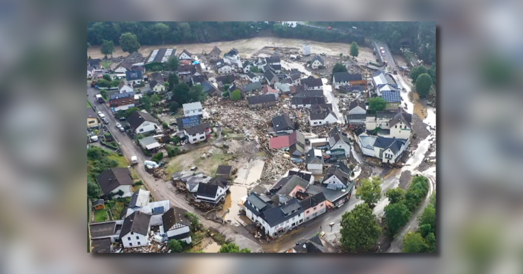 Die mit einer Drohne gefertigte Aufnahme zeigt die Verwüstungen, die das Hochwasser der Ahr in dem Eifel-Ort angerichtet hat. Foto: dpa-Bildfunk/TNN/Christoph Reichwein
