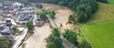 Die mit einer Drohne gefertigte Aufnahme zeigt die Verwüstungen, die das Hochwasser der Ahr in dem Eifel-Ort angerichtet hat. Foto: dpa-Bildfunk/TNN/Christoph Reichwein