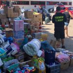 Feuerwehrleute nehmen die Spenden entgegen. Foto: Florian Jung