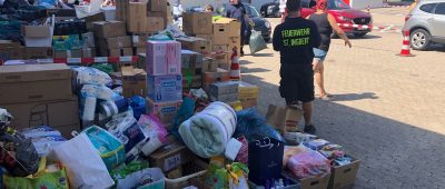 Feuerwehrleute nehmen die Spenden entgegen. Foto: Florian Jung